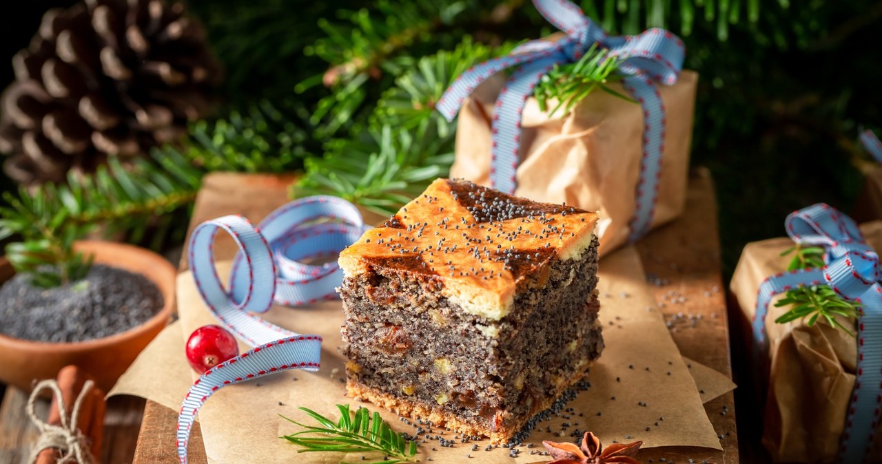 Poppy seed cake with apples. Thanks to the fruit, it comes out extremely moist