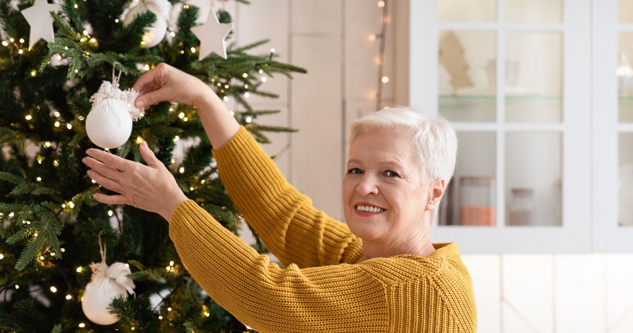 No longer red and gold. This year, decorate your Christmas tree in the most fashionable color