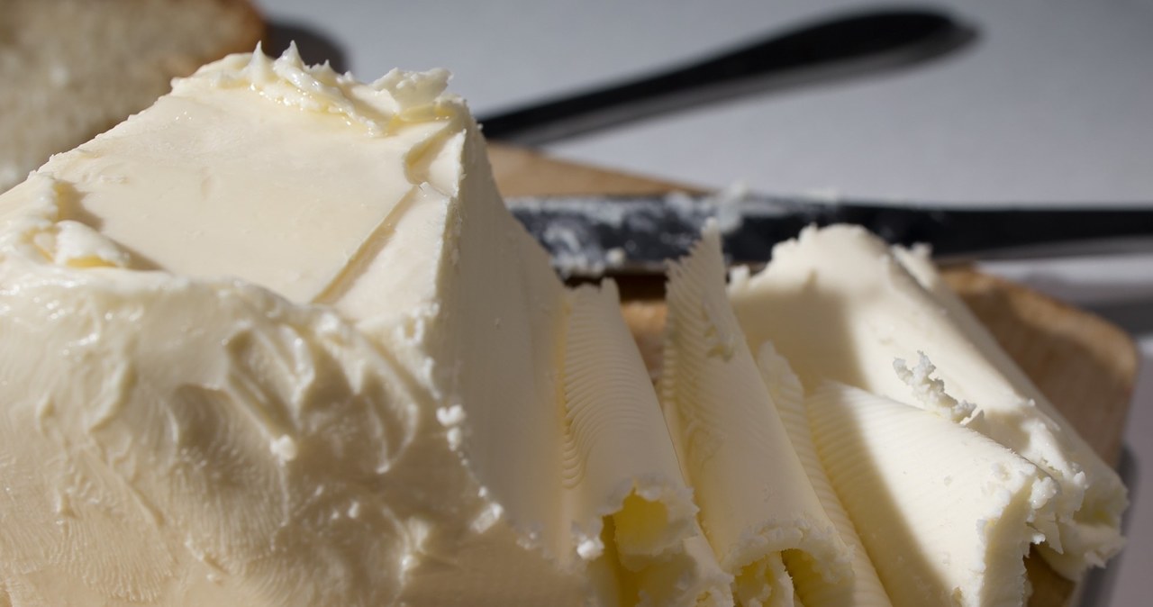 Don't pay PLN 10 per cube. You can make delicious butter at home, you only need one ingredient