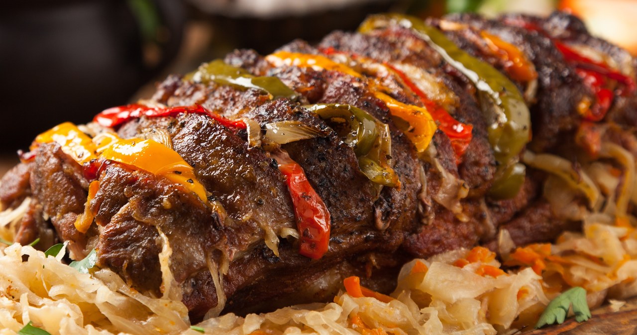 Aromatic pork neck with sauerkraut. Perfect for a gala dinner, the family will love it