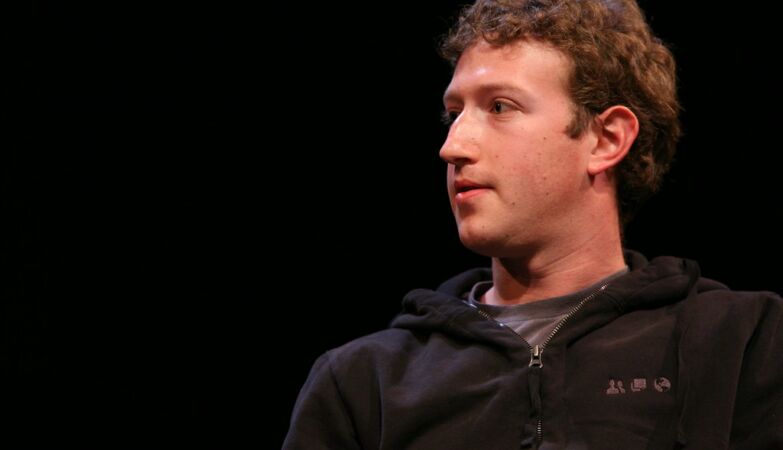 Zuckerberg announces “the next big IT platform” (which will replace cell phones)
