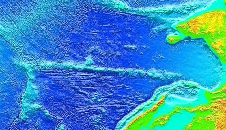 Huge mountain range hidden in the ocean was created by a moving heat spot