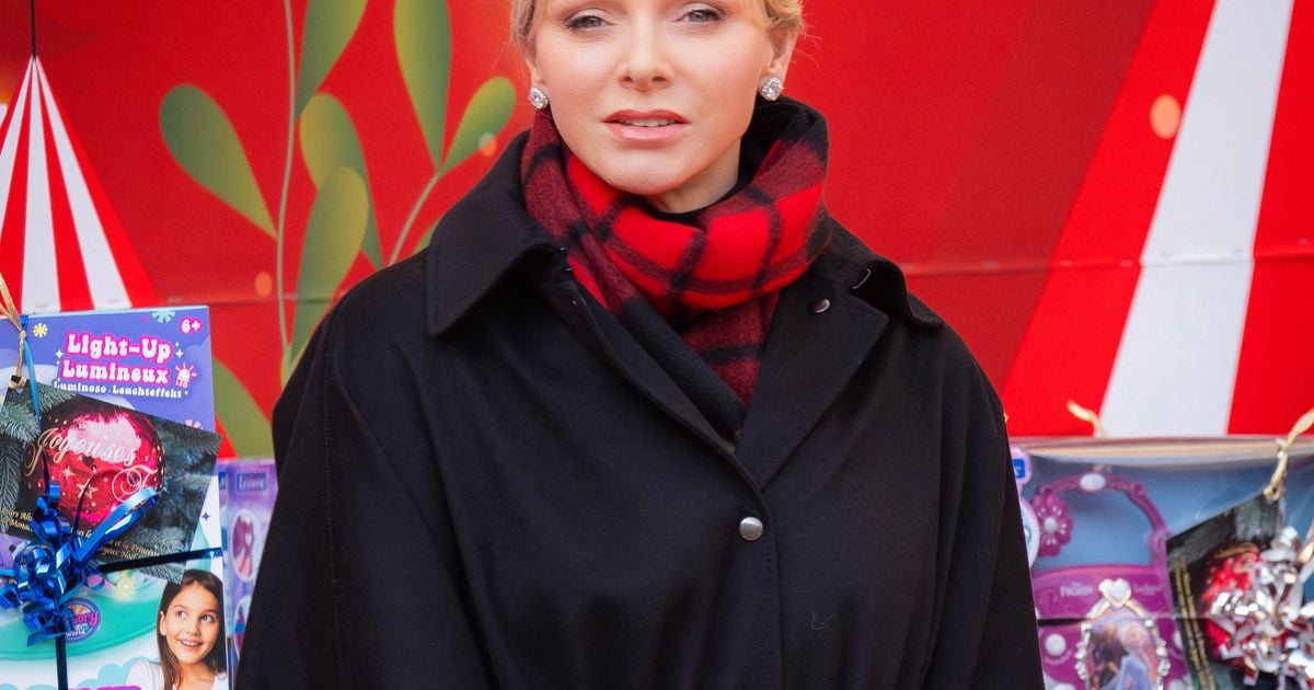 In a magnificent setting, Charlene and Albert of Monaco and their twins wish you an excellent Christmas