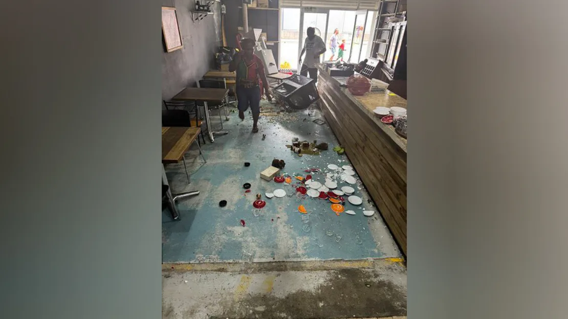 Crushed cars, destroyed buildings, a trail of destruction across the entire island. Earthquake that shook Vanuatu has already had dozens of aftershocks