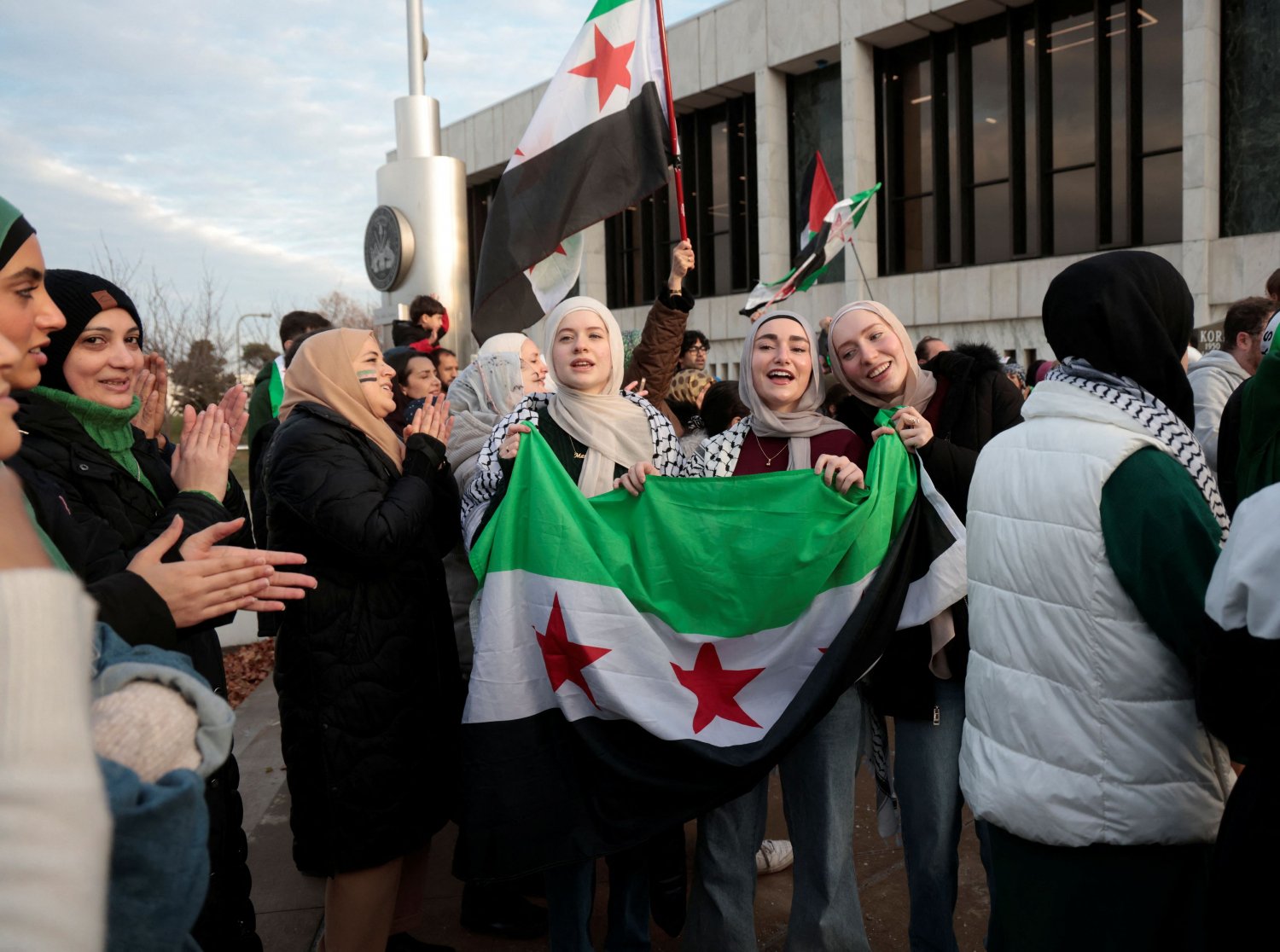 Ρωσία, ΗΠΑ, ΕΕ επιδιώκουν συμμετοχή στην επαύριο της πτώσης Άσαντ στη Συρία