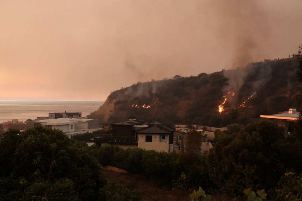 Franklin fire: Fire spreading rapidly near Los Angeles-Evacuations in Malibu