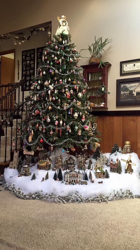 Create a fantasy world at the foot of the Christmas tree: tips and inspiration