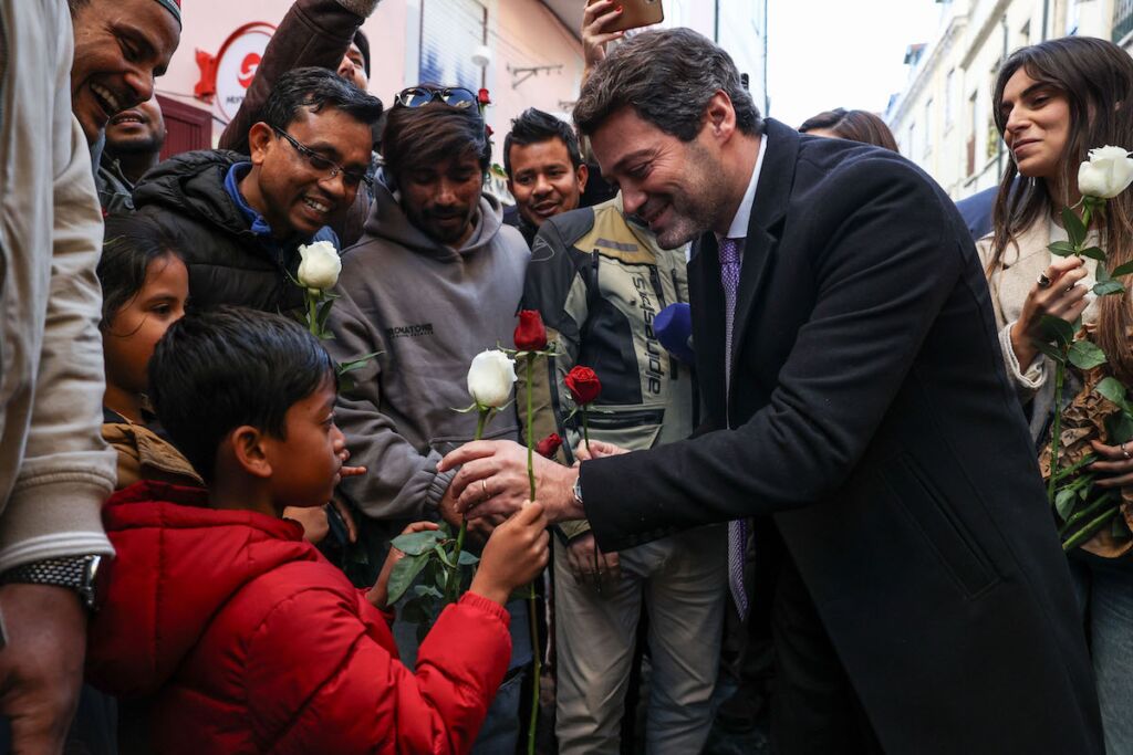 Ventura distributed white roses at Martim Moniz: “Everyone is welcome and we are happy”