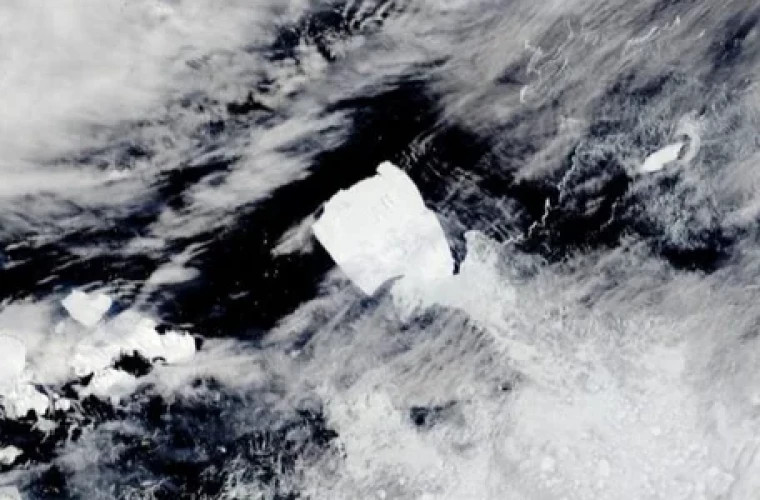 The world's largest iceberg, detached from Antarctica, is heading north