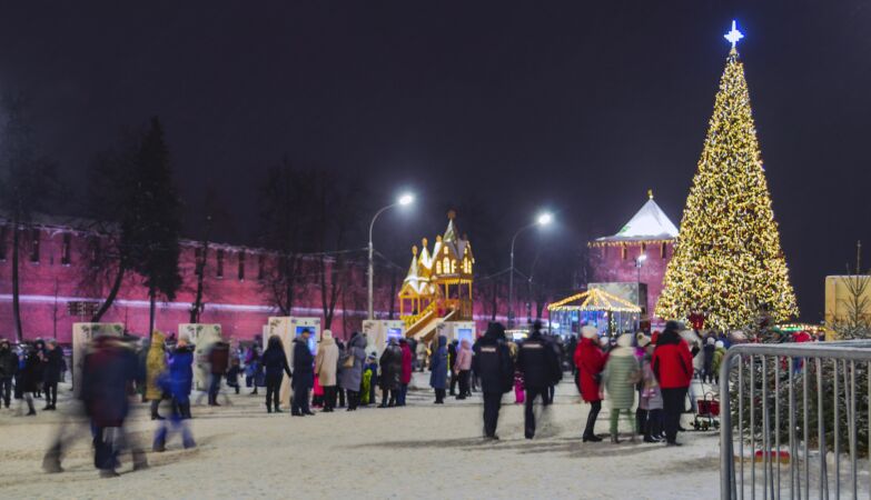 Russian city removes everything blue and yellow from the Christmas tree