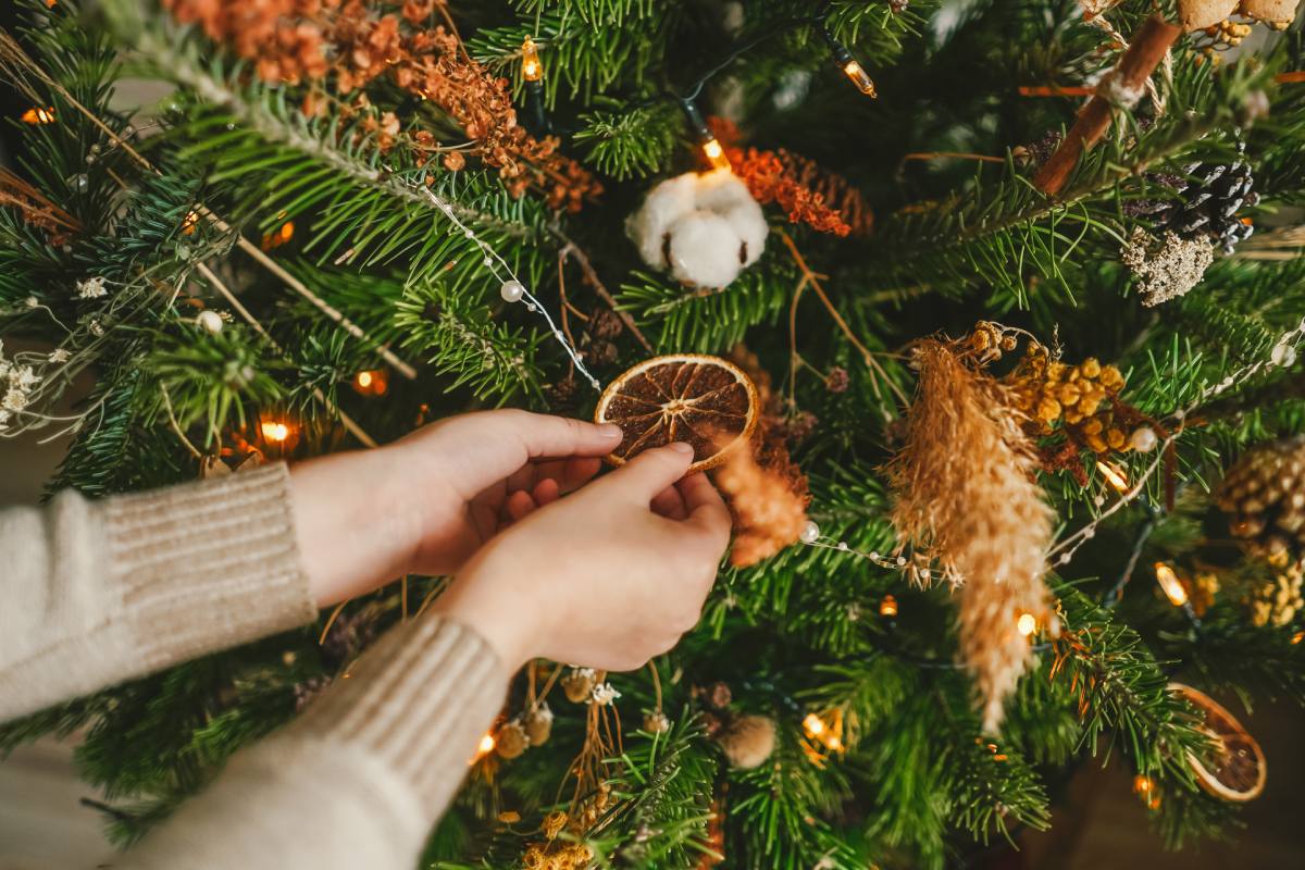 Christmas tree decorations made with nature elements