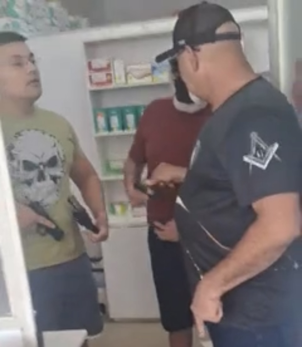 During confusion in a pharmacy in Rio Branco, retired military officer and PM son pull gun on colonel