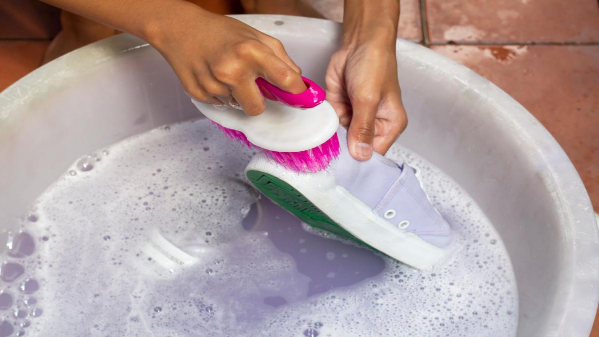 Cleaning muddy shoes: here's how to do it