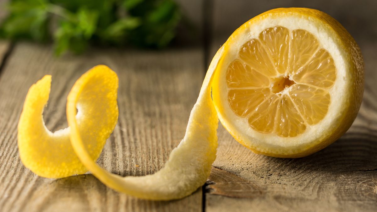 Repels mice with lemon