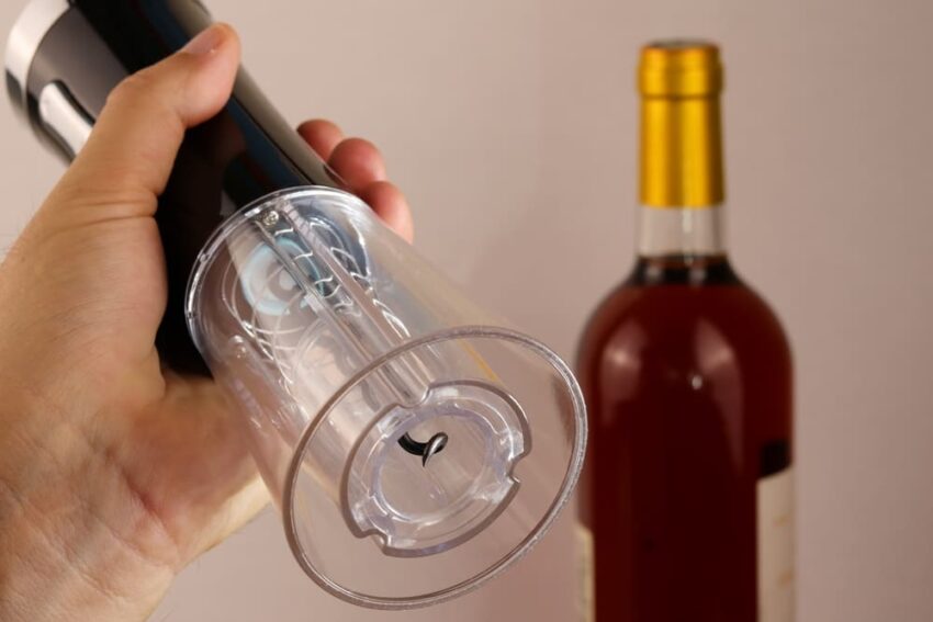 This kit, with an electric corkscrew and vacuum lid, which preserves the wine open, costs R$ 19.99