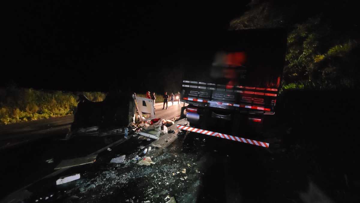 ambulance is completely destroyed in accident with truck on BR-476