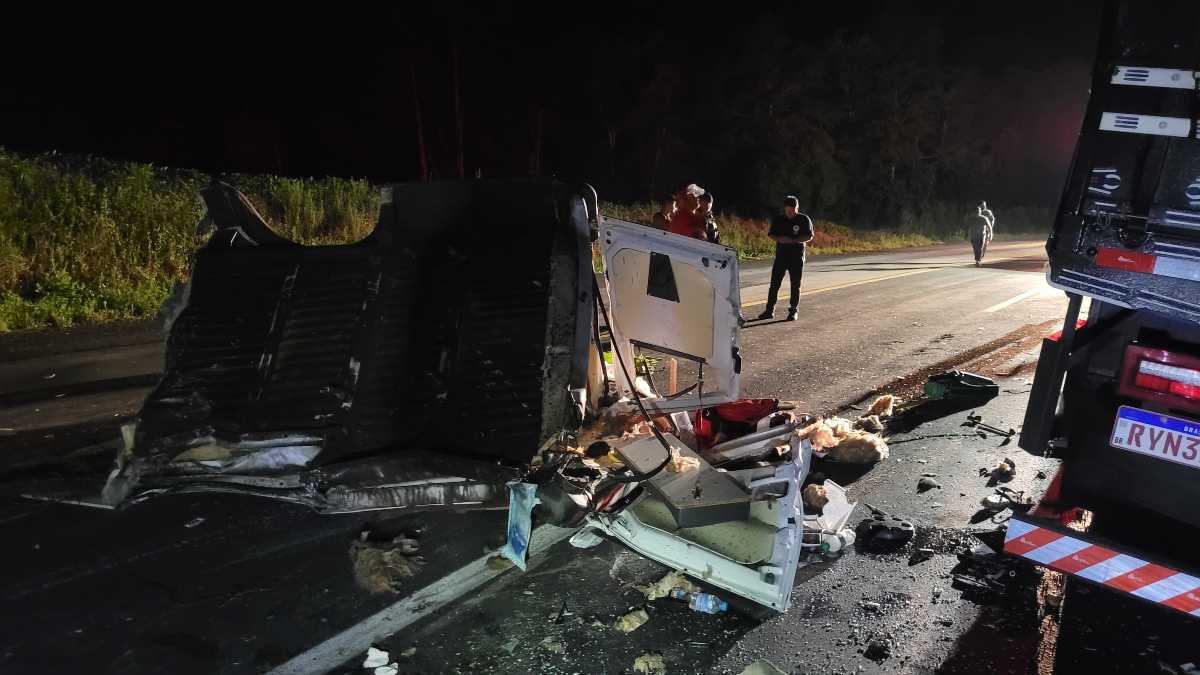 ambulance is completely destroyed in accident with truck on BR-476