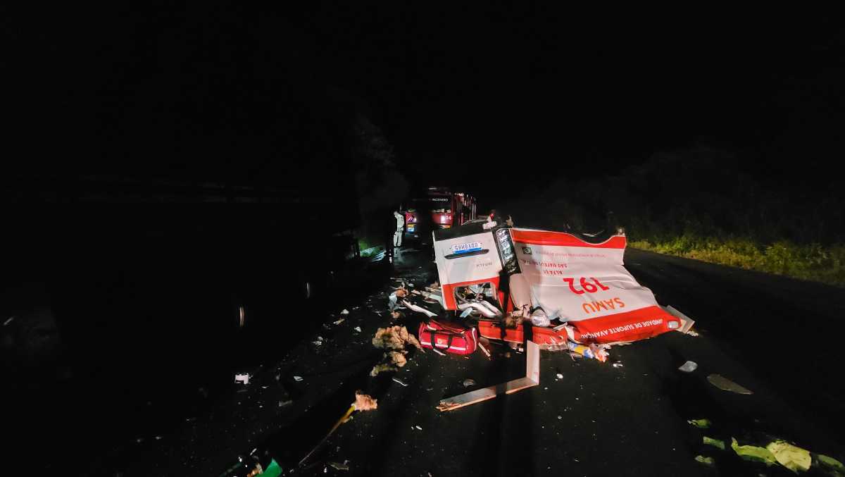 ambulance is completely destroyed in accident with truck on BR-476