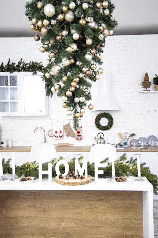 An original Christmas tree in the kitchen: the best ideas to amaze