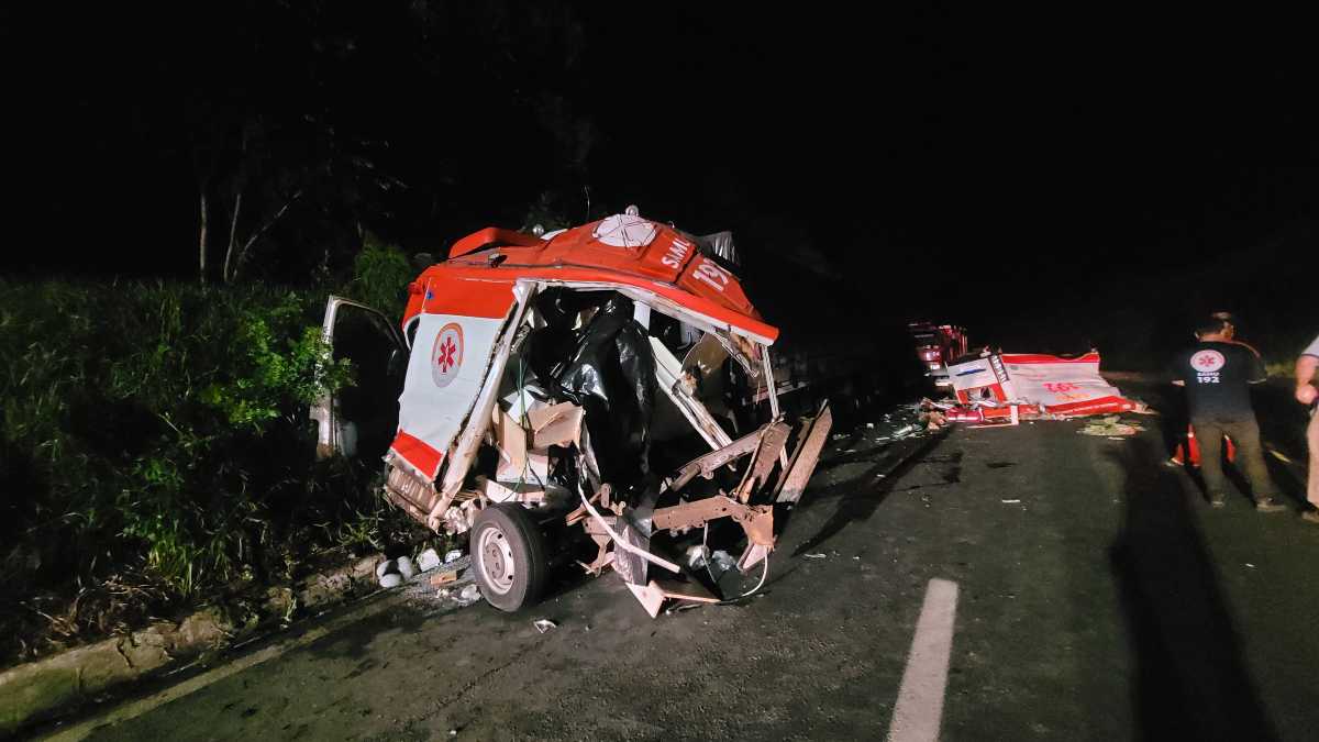 ambulance is completely destroyed in accident with truck on BR-476