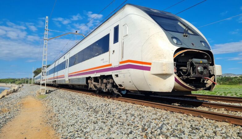 Train delayed for almost 2 hours, passengers stuck without water and electricity. 30 minutes stopped giving refunds