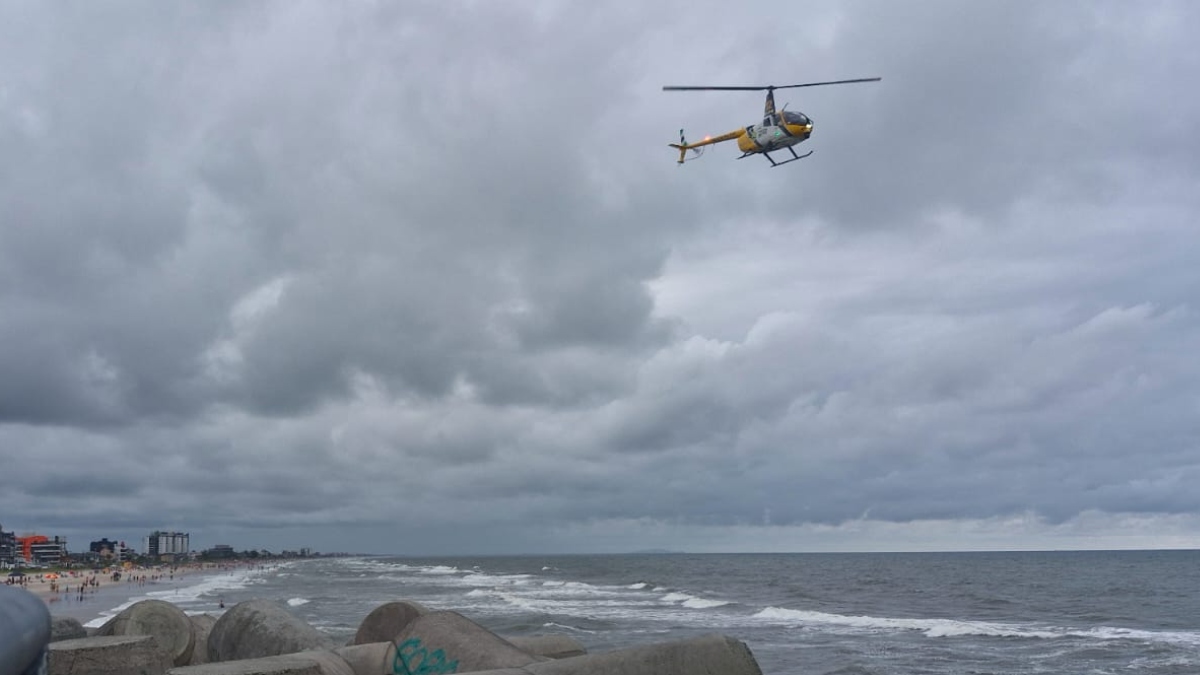 The Fire Department is searching for a 12-year-old teenager who disappeared after drowning in the Praia Grande resort, in Matinhos, this Sunday afternoon (29). According to firefighters, searches are carried out using boats, drones and a helicopter. 