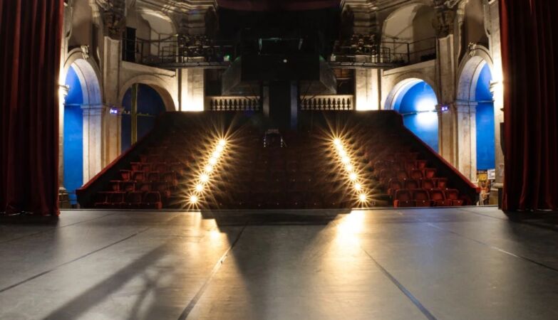 The blind see theater – the role of “image blowers”