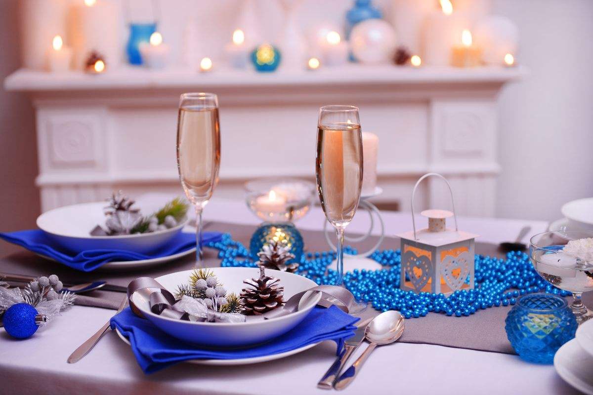 choose blue and silver as the color of your Christmas decorations
