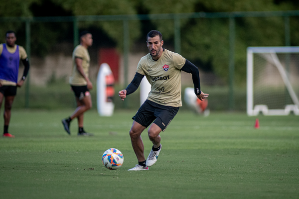 With the suspension of Willlean Lepo, Raul Cáceres should be the starter for Vitória against Atlético-MG