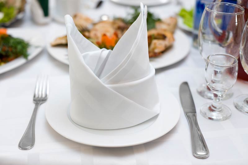 Fold the fabric napkins into the shape of a rabbit, ideal for decorating the Easter table.
