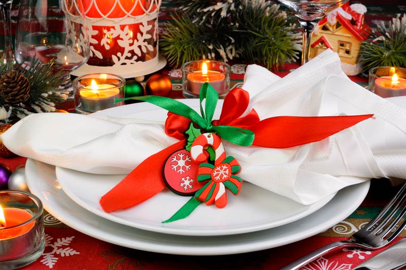 Decorate the Christmas table with napkins.
