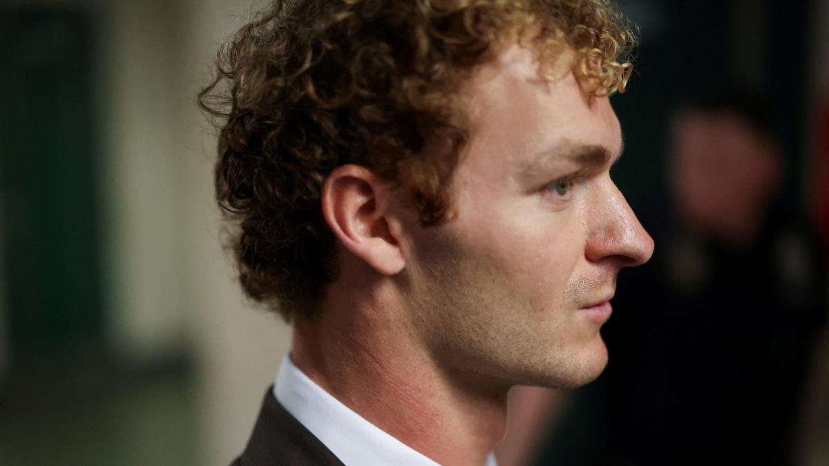 Ex-Marine accused of killing homeless man on New York subway is acquitted