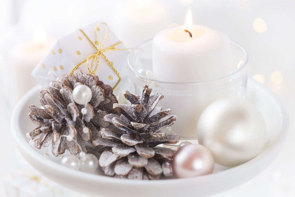 Shabby centerpiece with pine cones and balls perfect for the New Year's table.