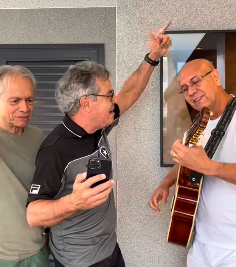 Former governor, former mayor and former senator from Acre sing Botafogo anthem and reveal their passion for football