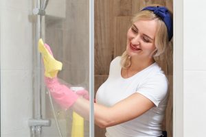 Rub it into the shower cabin and it will eat away limescale and sediment in 30 seconds. It will shine for up to 7 days. Cleaning shower cabins