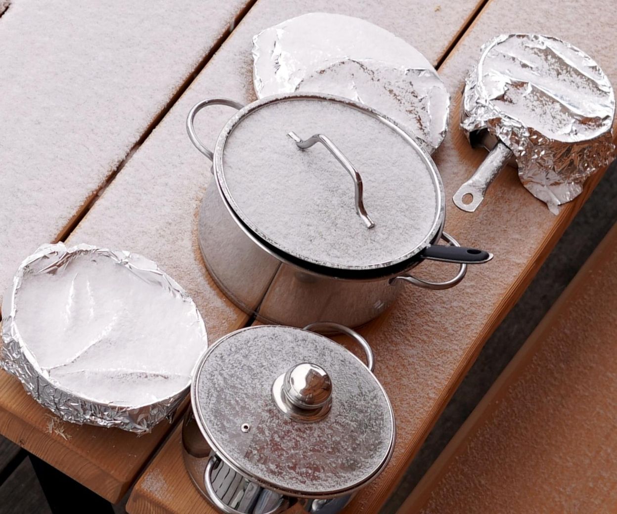 An extremely dangerous habit of Poles, almost everyone does it in winter. Can I keep food on the balcony?