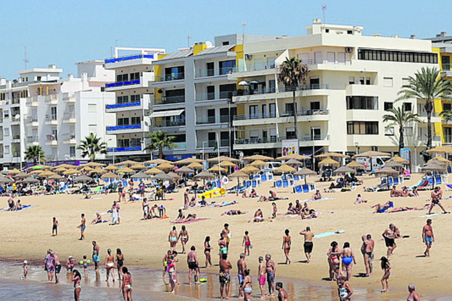 This is singer Marco Paulo's house in the Algarve and is worth more than twice as much as a mansion in France