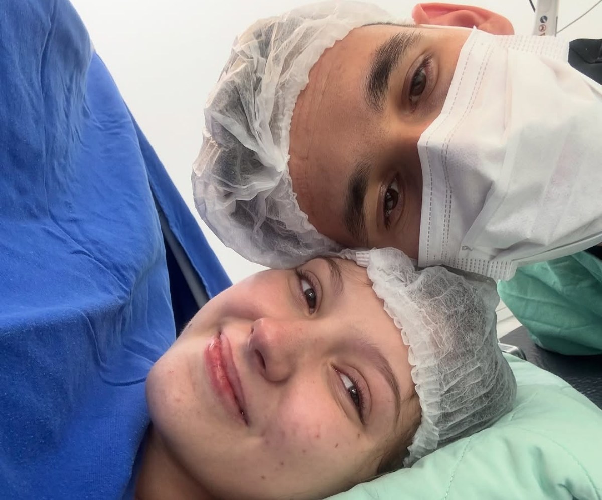 Influencer Isabel Veloso gave birth to Arthur, this Sunday afternoon (29), after having to bring forward the birth due to complications from her cancer treatment. The information was shared by the young woman's husband, Lucas Borbas, who announced the birth of his son on his social networks. 