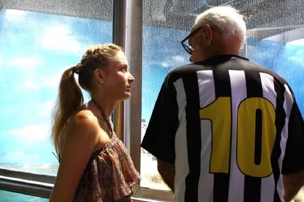 Ney Latorraca wearing a Santos shirt, a club he was a fan of