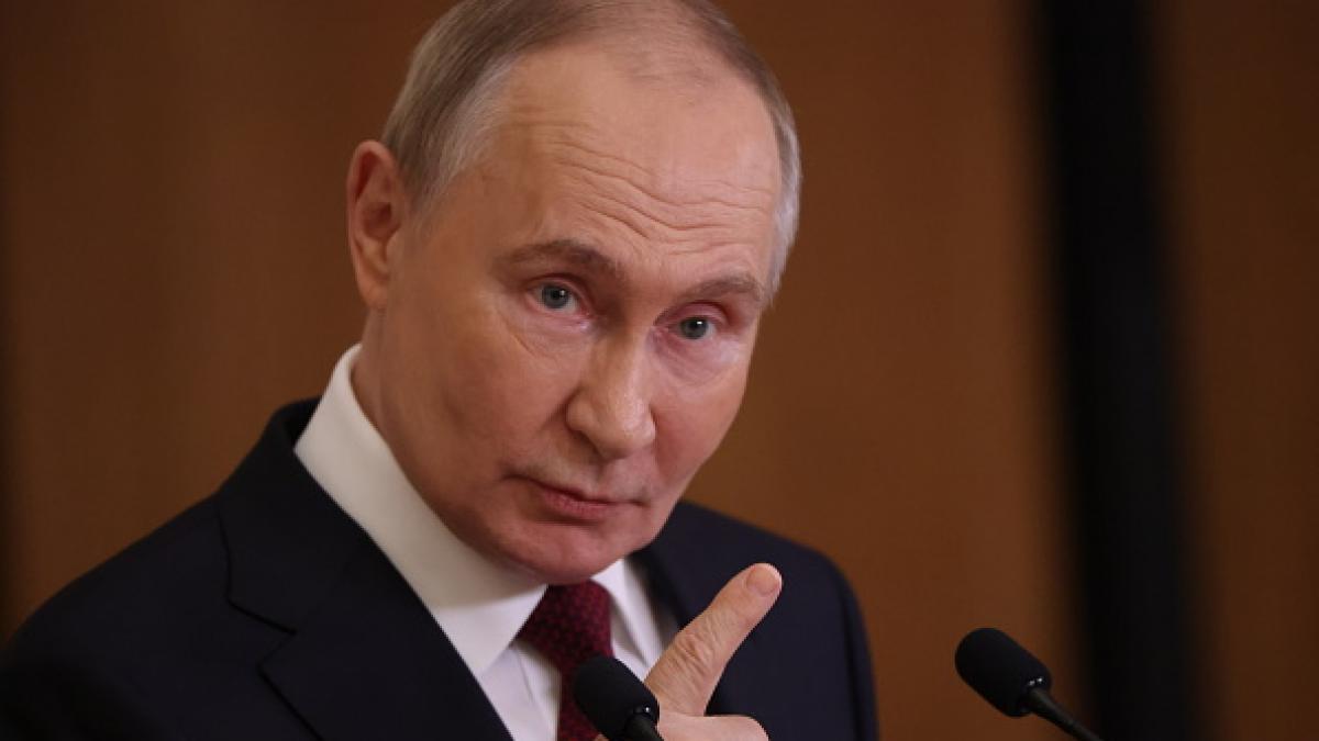 Putin elevates his spies to heroes while the intelligence services call them "garbage"