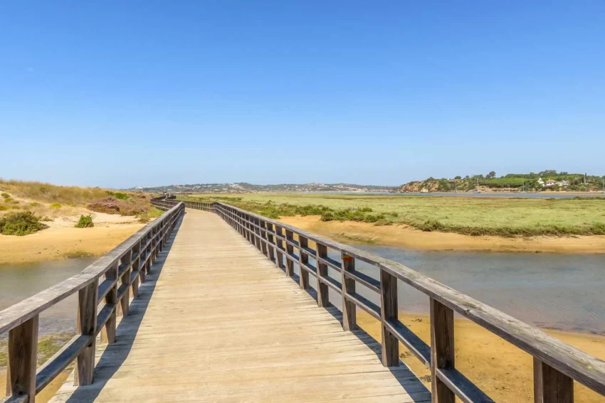 It is 6 km long and is the longest promenade in the Algarve. Know where it is