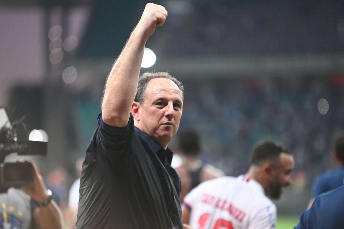 Rogério Ceni celebrates qualifying for the Libertadores with players and fans