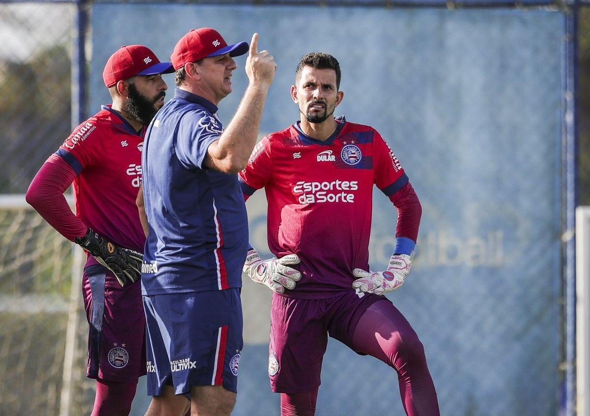 Rogério Ceni talks to goalkeepers during Bahia training