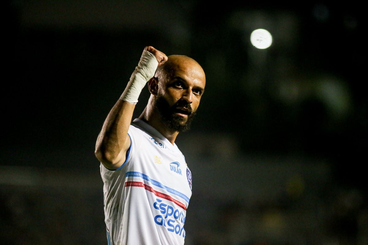 Thaciano celebrates after scoring the 10,000th goal in Bahia's history