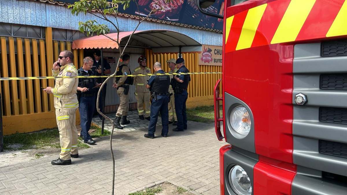 Trabalhador morre atingido por viga de concreto em churrascaria, em Curitiba