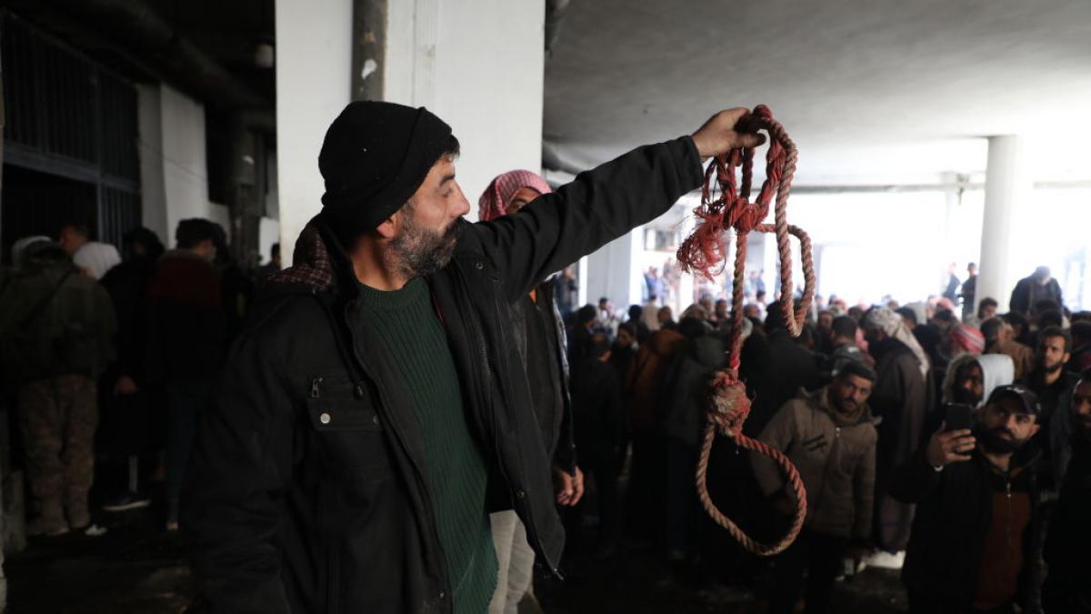 Syrian rebels to publish list of senior officials responsible for torture