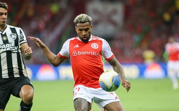 Wesley in action during Internacional's game against Botafogo