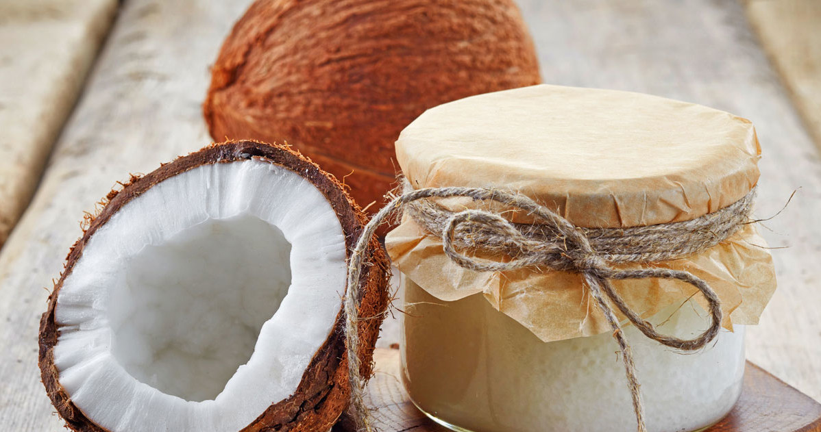 Coconut oil neutralizes free radicals that accelerate the skin aging process.