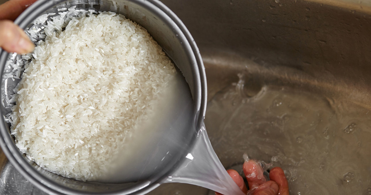 Water after cooking rice may be useful during cleaning /123RF /PICSEL