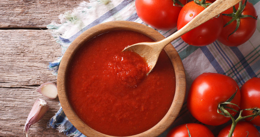 You can easily remove tomato sauce stains with sour milk. /123RF/PICSEL